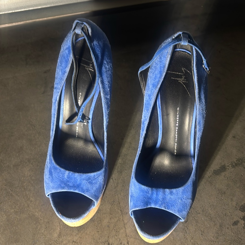 Good condition high heels size 9 USA 6” high heel 200 obo